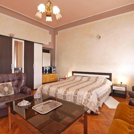 Apartments By The Sea 1050 Rovinj Exterior photo