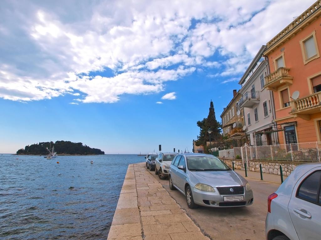 Apartments By The Sea 1050 Rovinj Exterior photo